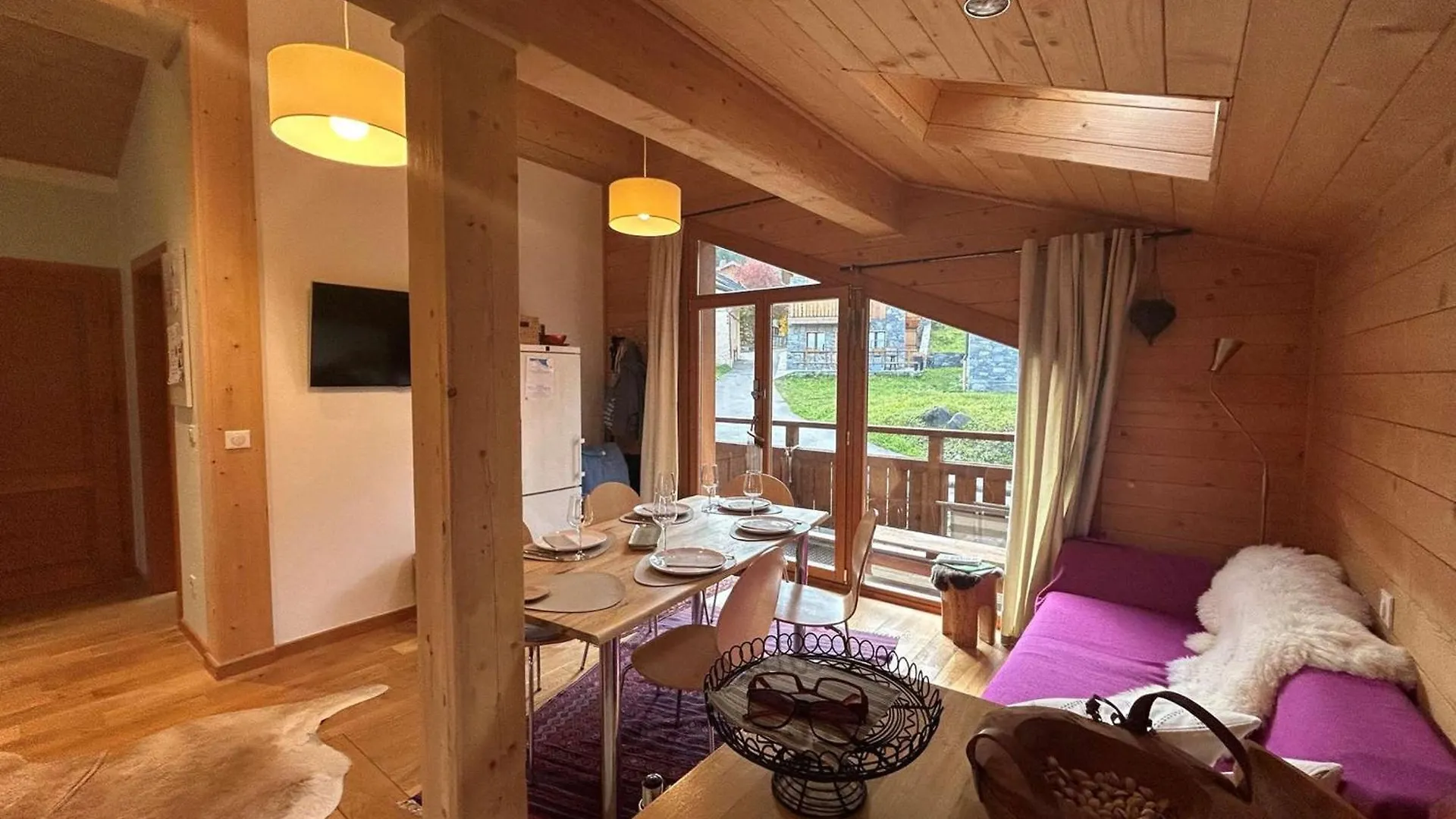 Charmant 4 Pieces Avec Balcons, Proche Meribel - Fr-1-180-640 Les Allues 0*,  France